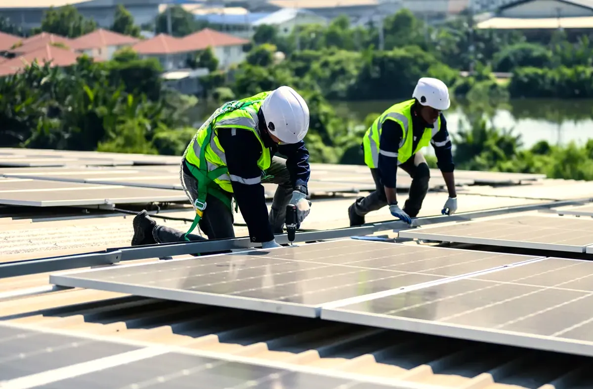 Instalación de paneles solares en una cubierta de Barberà del Vallès, en el Vallès Occidental