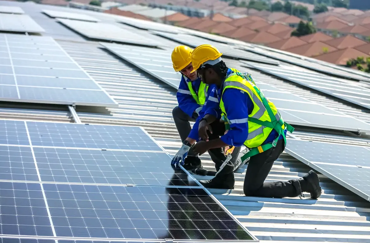 Placas fotovoltaicas en el tejado de un chalet de Sant Cugat, ahorro en la factura de la luz