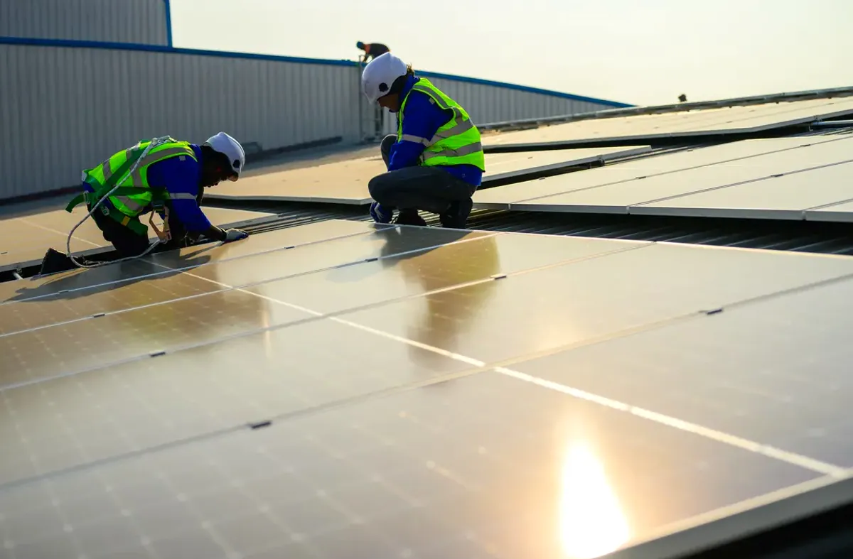 Cubierta industrial con paneles solares en una nave de Rubí, cerca de Sant Cugat del Vallès
